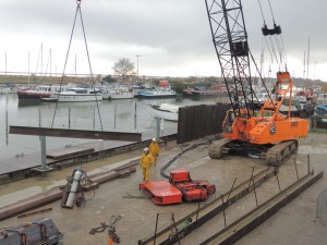 Mise en place des palplanches pour consolider les berges (quai des Croisades à Aigues-Mortes)