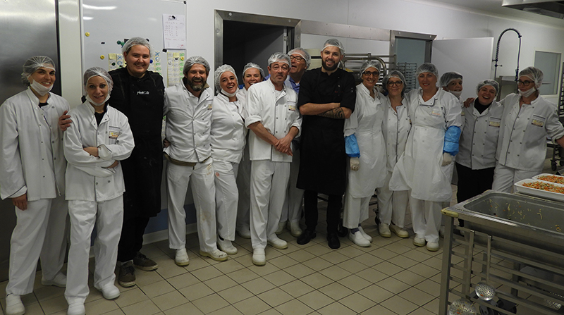 L'équipe de la cuisine centrale Terre de Camargue et du restaurant Le Moulin de Saint-Laurent d'Aigouze