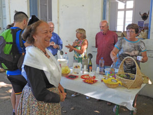 Arlésienne aux dégustations des produits du terroir à l'Office de tourisme Terre de Camargue