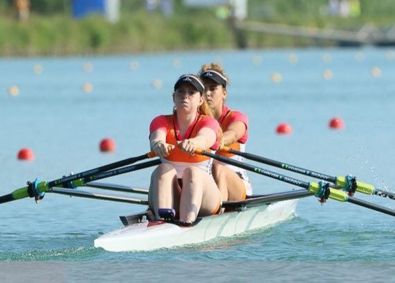 Mathilde Llacer (en arrière plan) et sa coéquipière