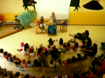 Les enfants autour de l'animation Le Bateau de M. Zouglouglou