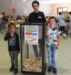 Repas zéro gaspi et gâchimètre à pain au restaurant scolaire Séverin à Aigues-Mortes