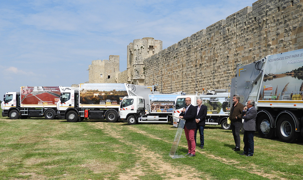 Inauguration du parc de camions "propres" pour la collecte des déchets, au pied des remparts d'Aigues-Mortes