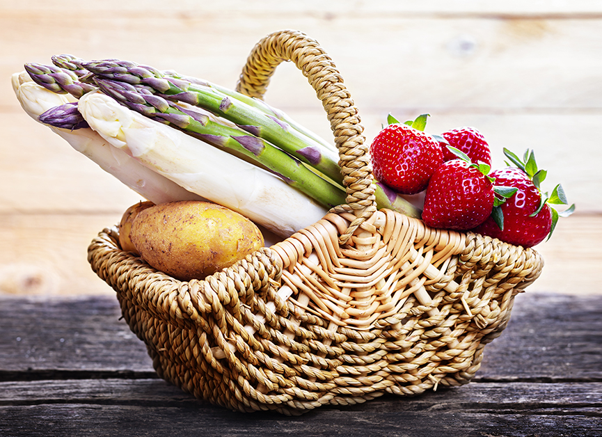 Spargel, Erdbeeren und Spargelkartoffeln im Körbchen
