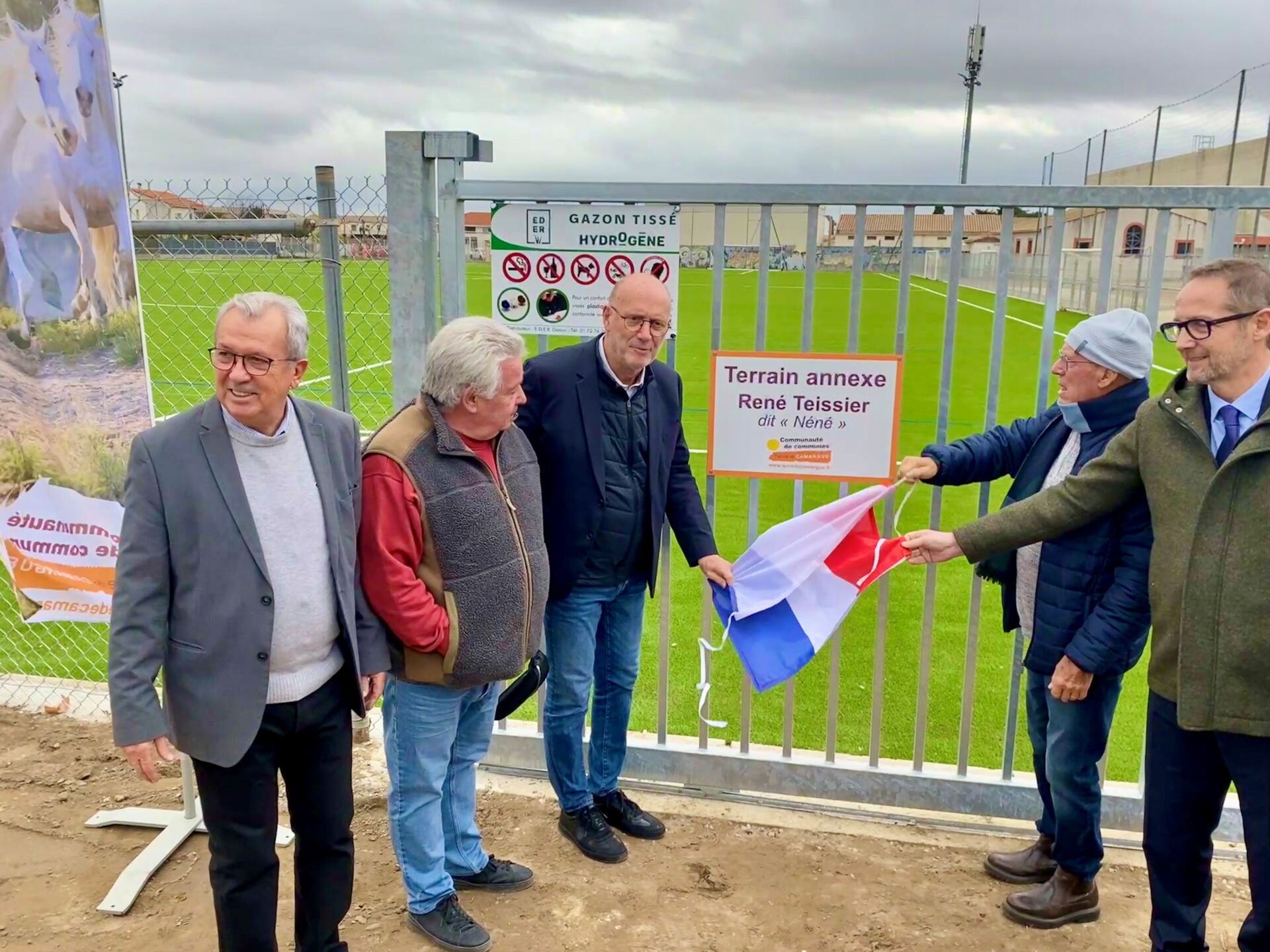 Dévoilement de la plaque lors de l'inauguration au Complexe du Bourgidou