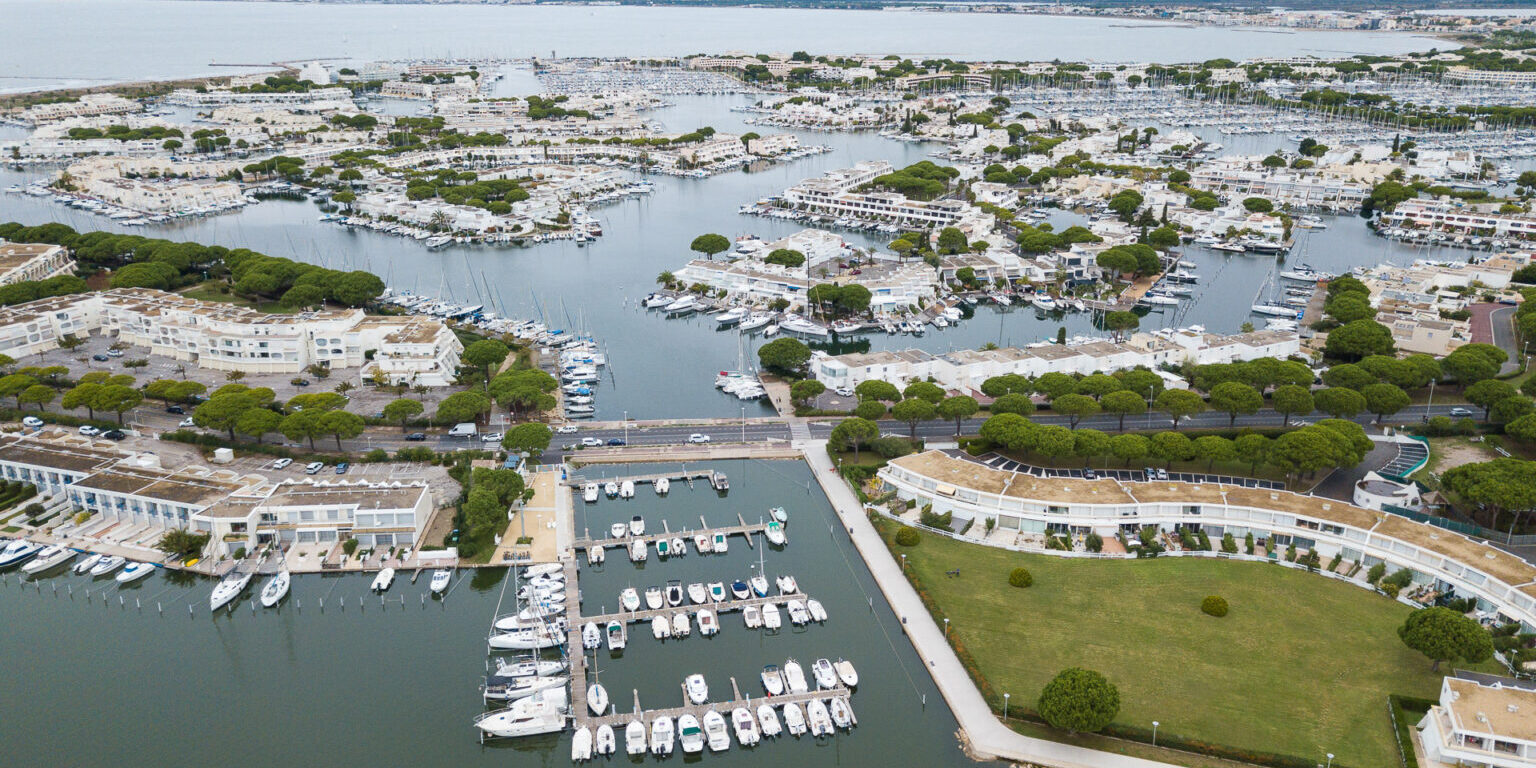 PAYSAGE, COUCHER DE SOLEIL, TOURISME, CHEVAUX ,CAMARGUE, christelle labrande, capitainerie, port camargue, bateaux, jardins du port, plaisanciers, jardin des sculptures, grue, zone technique, bateaux, ecole de la mer port camargue, regate, grau du roi, to